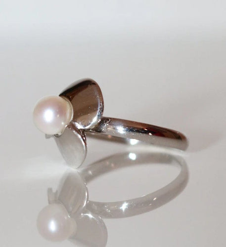 Bague 50 Poiray - Bague Trèfle en or blanc 18 carats et perle blanche 58 Facettes 041