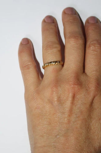 Bague 51 Alliance godronnée en or jaune 18 carats et diamants 58 Facettes 569.3