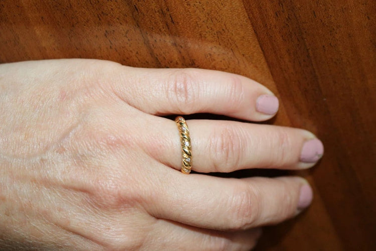 Bague 51 Alliance godronnée en or jaune 18 carats et diamants 58 Facettes 569.3