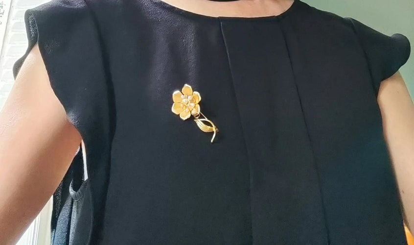 Broche Broche fleur rétro en or jaune 18 carats et perles 58 Facettes 570