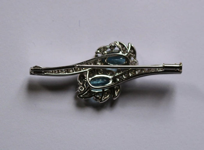 Broche Broche rétro en or gris 18 carats, aigues-marines et diamants 58 Facettes 580