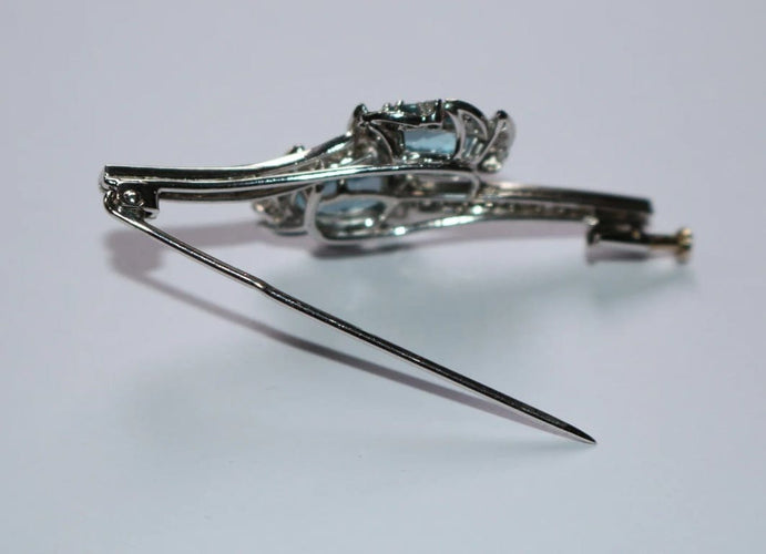 Broche Broche rétro en or gris 18 carats, aigues-marines et diamants 58 Facettes 580