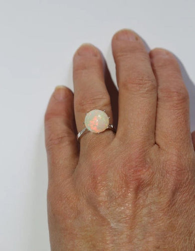 Bague 51 Bague en or blanc 18 carats avec opale et diamants 58 Facettes 585