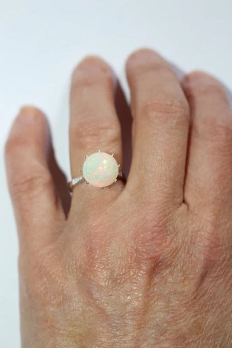 Bague 51 Bague en or blanc 18 carats avec opale et diamants 58 Facettes 585