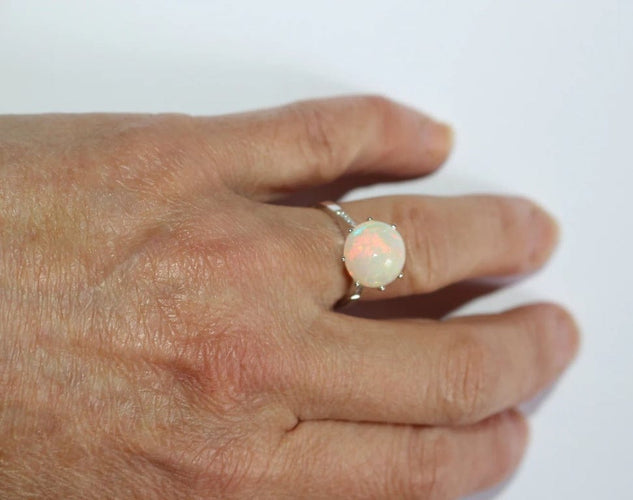 Bague 51 Bague en or blanc 18 carats avec opale et diamants 58 Facettes 585