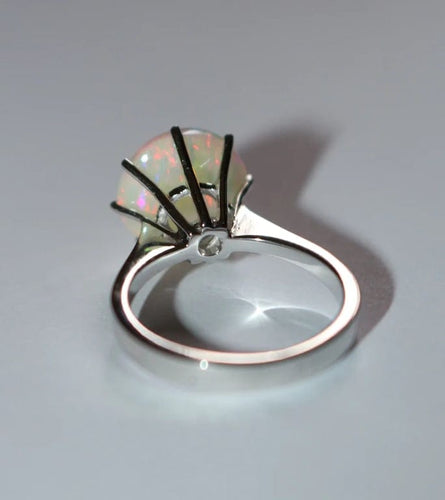 Bague 51 Bague en or blanc 18 carats avec opale et diamants 58 Facettes 585
