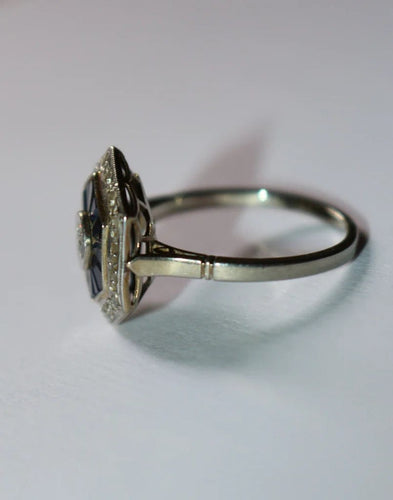 Bague 56 Bague Art déco hexagonale en or blanc et platine, diamants et saphirs 58 Facettes 156