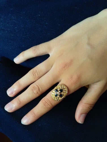 Bague 52 Bague ovale en or jaune 18 carats, saphirs et diamants 58 Facettes 587