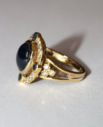 Bague 51.5 Bague en or jaune 18 carats saphir cabochon et diamants 58 Facettes 589