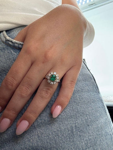 Bague 50 Bague marguerite - Or jaune 750‰, platine 950‰, diamants et émeraude 58 Facettes 1058