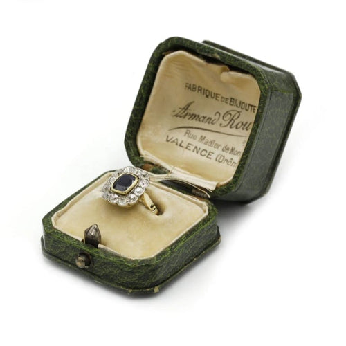 Bague 55 Bague en or 750‰ sertie d’un saphir et diamants 58 Facettes 1047