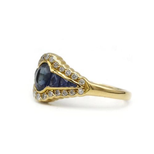 Bague 56 Bague en or jaune 750‰ avec saphirs et diamants 58 Facettes 1028