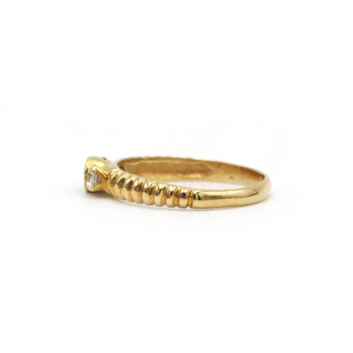 Bague 53 Bague en or jaune 750‰ avec saphir et diamants 58 Facettes 1165