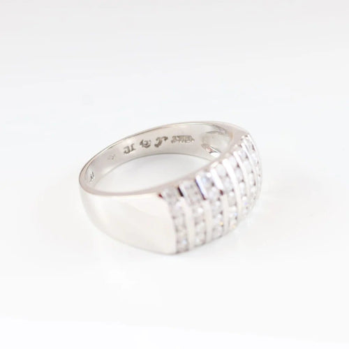 Bague 58 Bague pavée en or blanc 18 carats et diamants taille brillant 58 Facettes 131370B