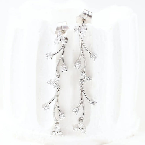 Boucles d'oreilles Boucles d'oreilles pendantes serties de diamants en or blanc 18 carats 58 Facettes 133721D