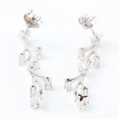 Boucles d'oreilles Boucles d'oreilles pendantes serties de diamants en or blanc 18 carats 58 Facettes 133721D