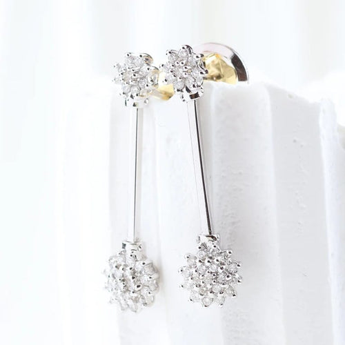 Boucles d'oreilles Boucles d'oreilles longues à rosettes en or blanc 18 carats et diamants 58 Facettes VV1-F
