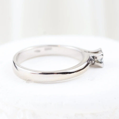 Bague 57 Bague solitaire classique en or blanc 18 carats avec diamant brillant 58 Facettes 135024M