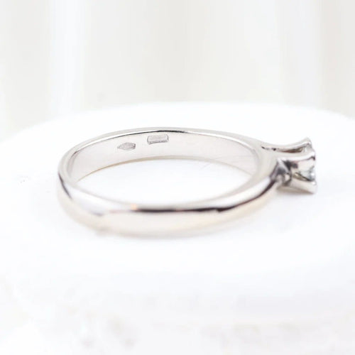 Bague 57 Bague solitaire classique en or blanc 18 carats avec diamant brillant 58 Facettes 135024M