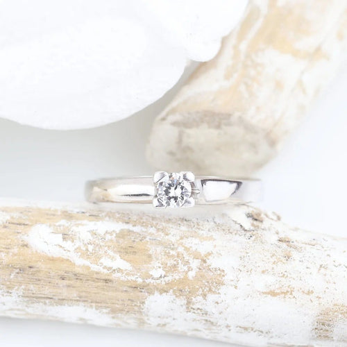 Bague 57 Bague solitaire classique en or blanc 18 carats avec diamant brillant 58 Facettes 135024M