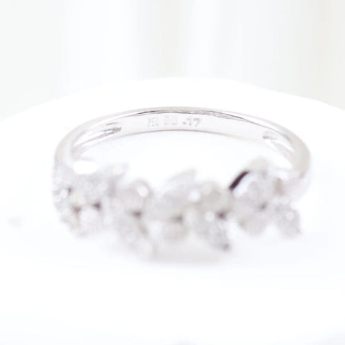 Bague 59 Bague végétale sertie de diamants taille brillant en or blanc 18 carats 58 Facettes VV1-B