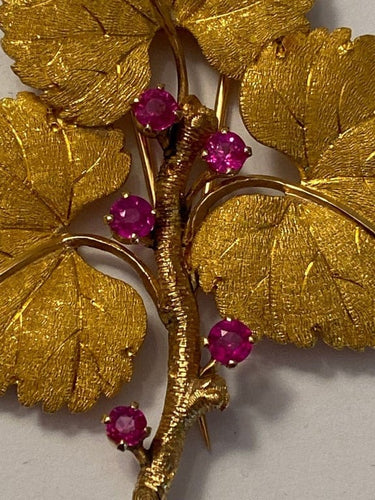 Broche Buccellati - Broche feuille en or jaune 18 carats et rubis 58 Facettes