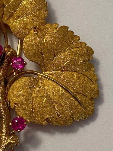 Broche Buccellati - Broche feuille en or jaune 18 carats et rubis 58 Facettes