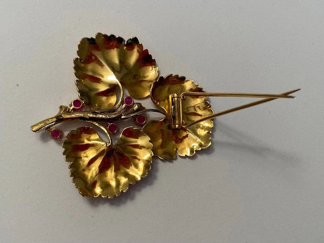 Broche Buccellati - Broche feuille en or jaune 18 carats et rubis 58 Facettes