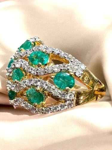 Bague 56 Bague en or jaune 18 carats pavée de diamants et émeraudes 58 Facettes 7796 A