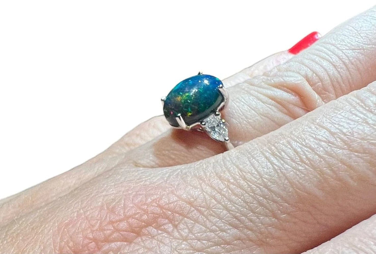 Bague 54 Bague opale noire et diamants taille poire en or blanc 18 carats 58 Facettes 7786 A