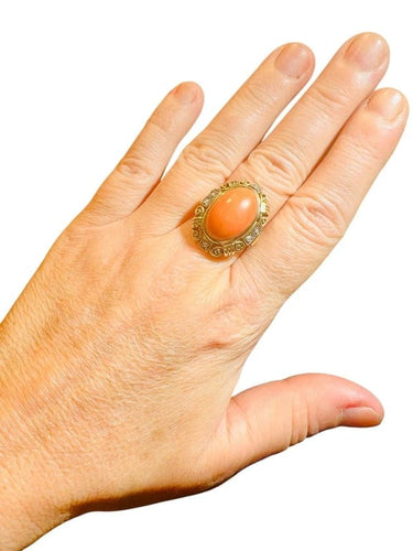 Bague 59 Bague années 1940 en or jaune 14 carats, corail cabochon et diamants 58 Facettes 7204 A