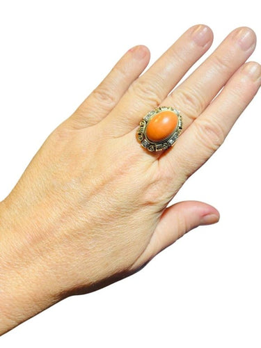 Bague 59 Bague années 1940 en or jaune 14 carats, corail cabochon et diamants 58 Facettes 7204 A