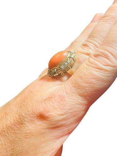 Bague 59 Bague années 1940 en or jaune 14 carats, corail cabochon et diamants 58 Facettes 7204 A
