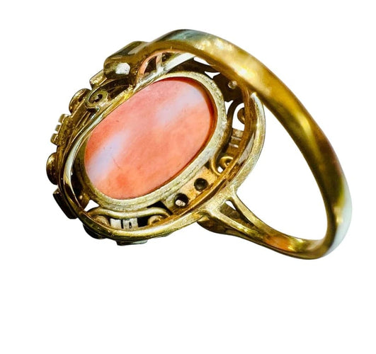 Bague 59 Bague années 1940 en or jaune 14 carats, corail cabochon et diamants 58 Facettes 7204 A