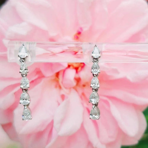 Boucles d'oreilles Essentia - Boucles d’oreilles pendantes en or blanc 18k et diamants poire 58 Facettes 215