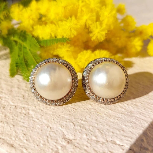 Boucles d'oreilles Aurelia - Boucles d’oreilles en or jaune 18k, perles Mabé et diamants 58 Facettes 205