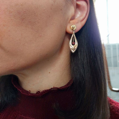 Boucles d'oreilles Incarnat - Boucles d’oreilles en or jaune 18k, rubis et perles 58 Facettes 225