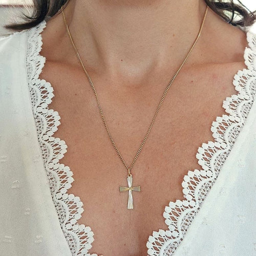 Pendentif Pendentif croix rayonnante en or jaune 18k 58 Facettes 196