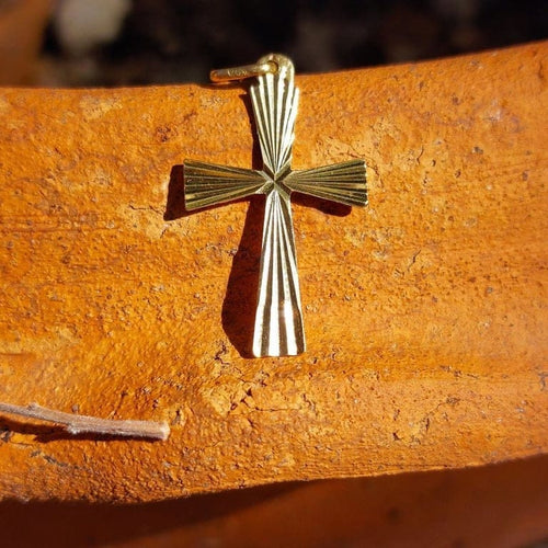 Pendentif Pendentif croix rayonnante en or jaune 18k 58 Facettes 196