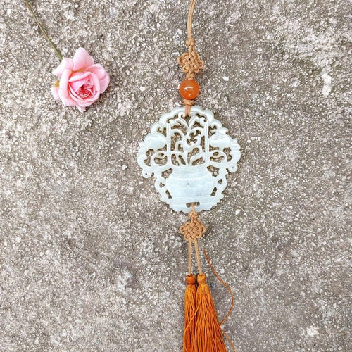 Pendentif Pendentif bouquet en jade sculpté avec cornaline 58 Facettes 79