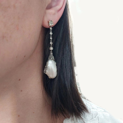 Boucles d'oreilles Poema - Pendants d’oreilles en or blanc 18k, argent, perles fines et diamants 58 Facettes 70