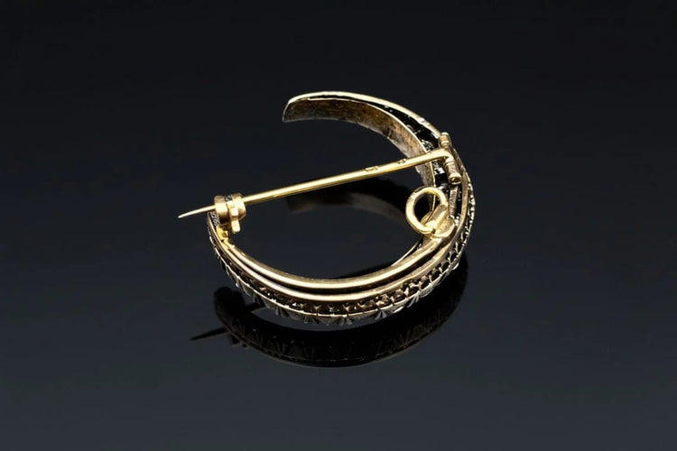 Broche Broche « Tranche de lune » en or, argent et diamants 58 Facettes