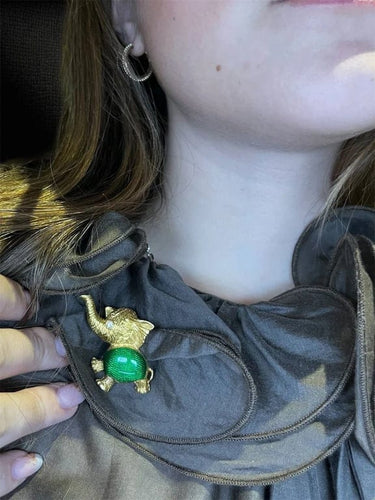 Broche Broche « Dumbo » éléphant en émaux verts et diamant 58 Facettes