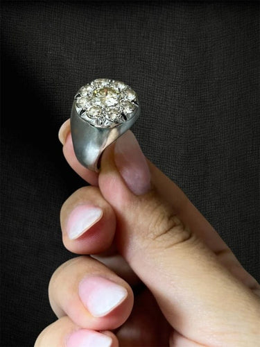 Bague 58 Le Seigneur de la Lumière - Bague en or blanc pavée de diamants 58 Facettes