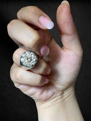 Bague 58 Le Seigneur de la Lumière - Bague en or blanc pavée de diamants 58 Facettes