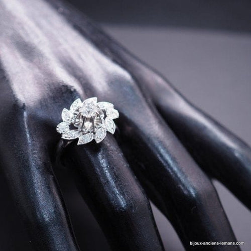 Bague 57 Bague marguerite en or blanc 18 carats et diamants 58 Facettes 3907