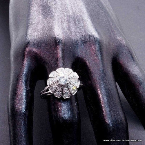 Bague 56 Bague marguerite Art déco en or 18 carats et platine, diamants 58 Facettes 4072