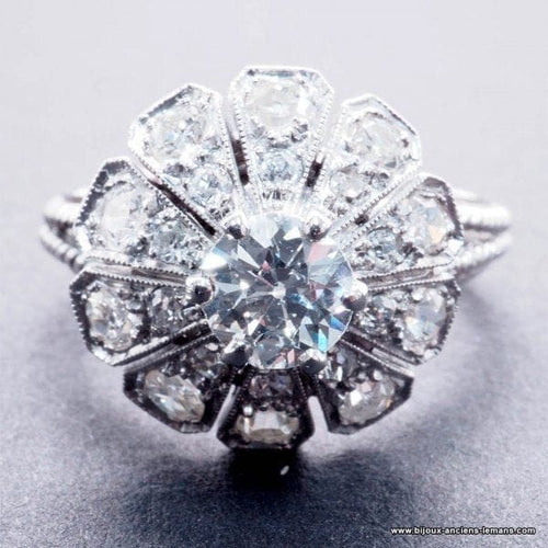 Bague 56 Bague marguerite Art déco en or 18 carats et platine, diamants 58 Facettes 4072