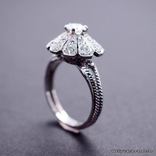 Bague 56 Bague marguerite Art déco en or 18 carats et platine, diamants 58 Facettes 4072