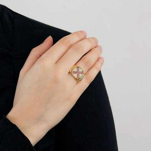 Bague 56 Bague chevalière coussin en or jaune 750 sertie de diamants et rubis 58 Facettes 32500148